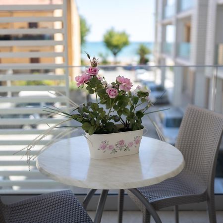 Hotel Petite Fleur Alba Adriatica Ngoại thất bức ảnh