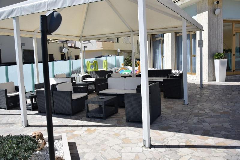 Hotel Petite Fleur Alba Adriatica Ngoại thất bức ảnh