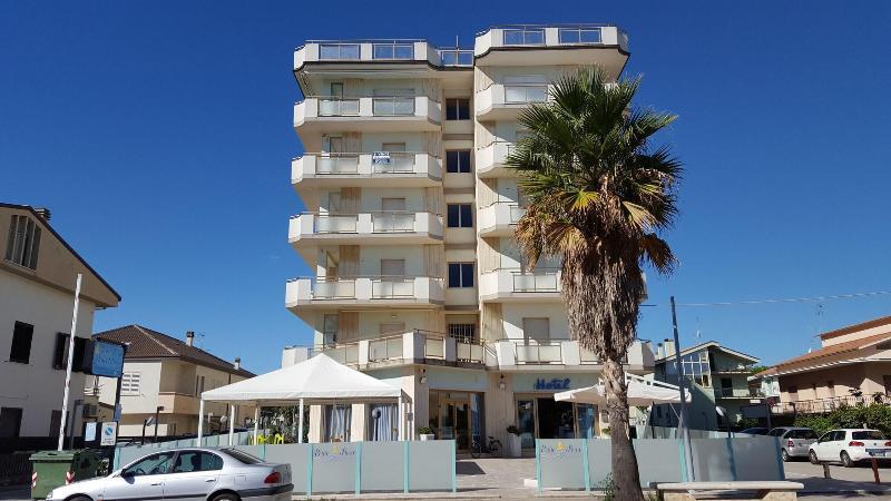 Hotel Petite Fleur Alba Adriatica Ngoại thất bức ảnh