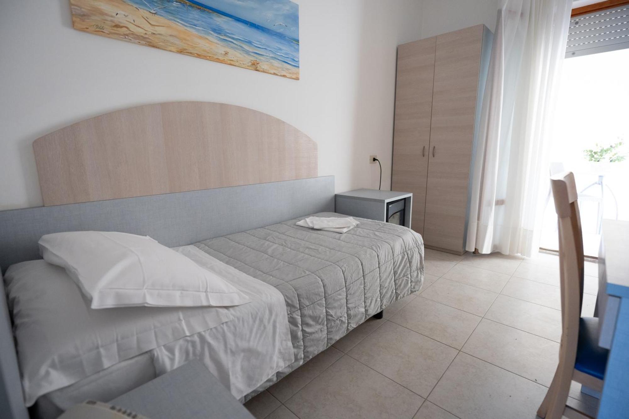 Hotel Petite Fleur Alba Adriatica Ngoại thất bức ảnh
