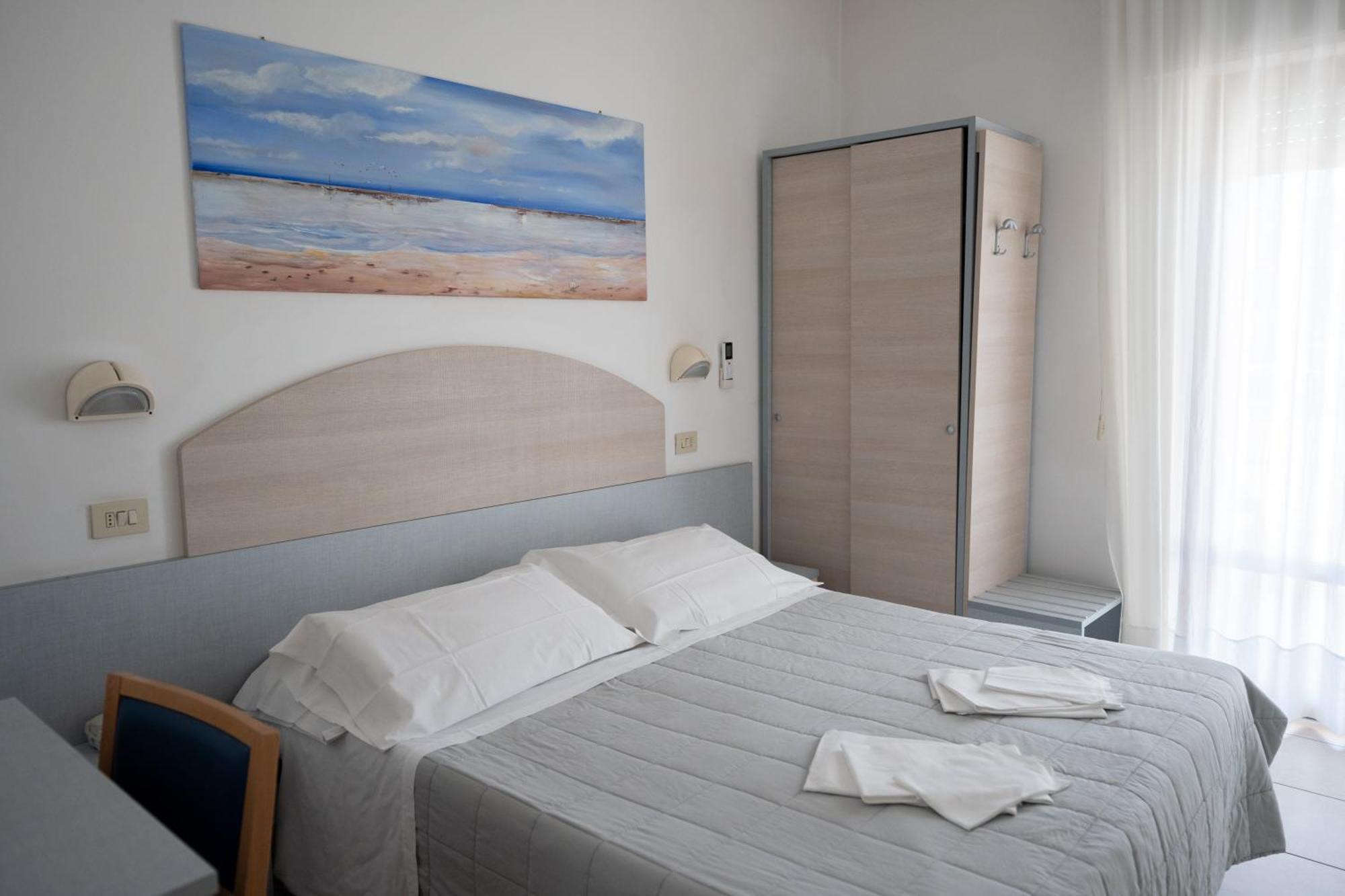 Hotel Petite Fleur Alba Adriatica Ngoại thất bức ảnh