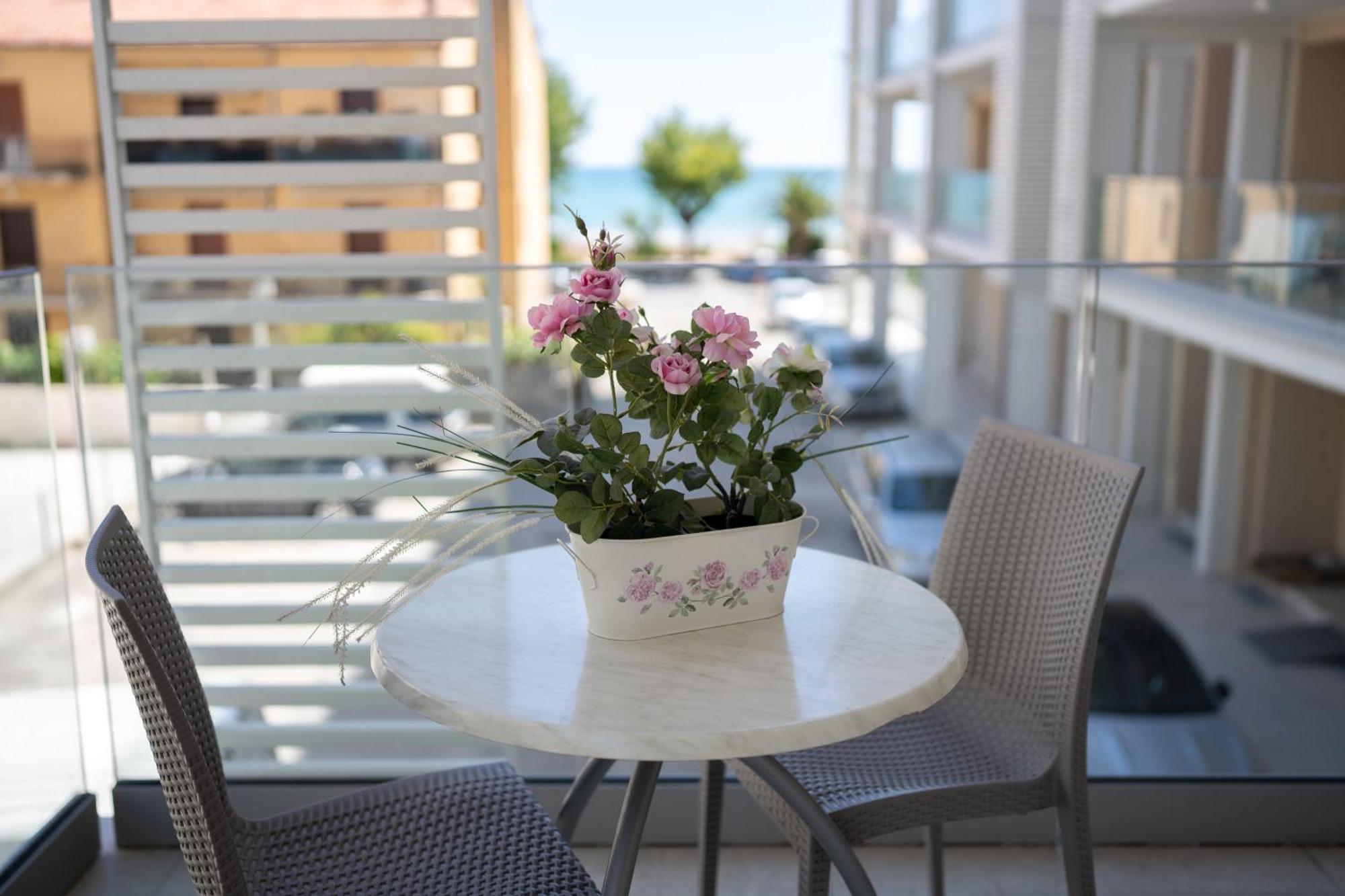 Hotel Petite Fleur Alba Adriatica Ngoại thất bức ảnh
