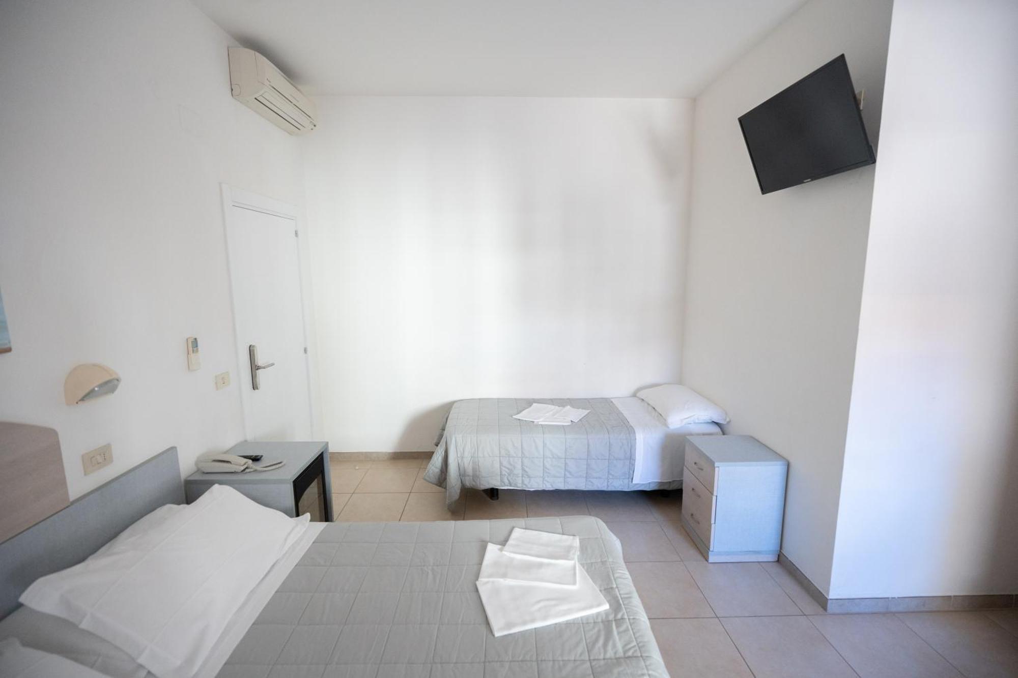 Hotel Petite Fleur Alba Adriatica Ngoại thất bức ảnh