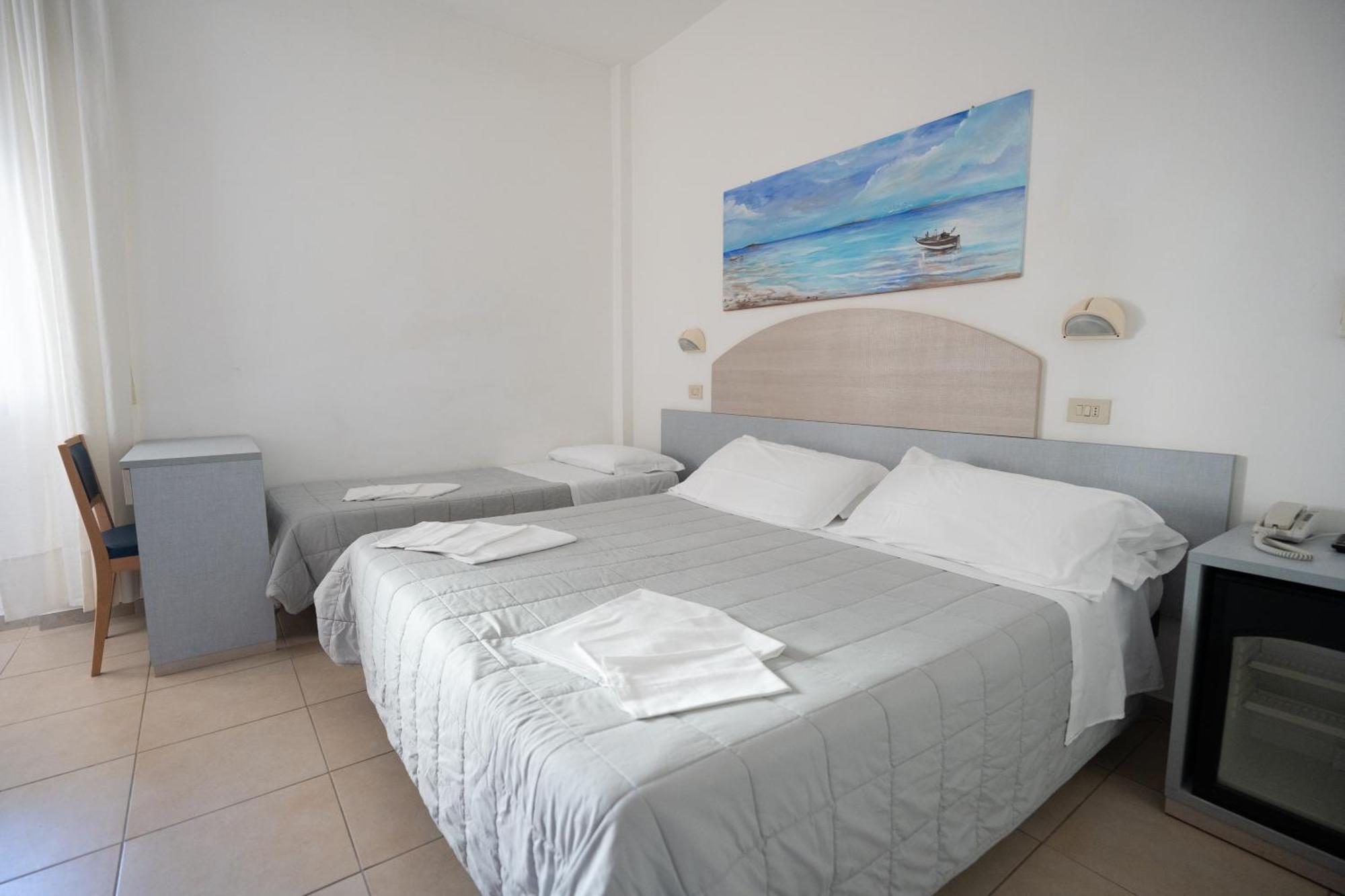 Hotel Petite Fleur Alba Adriatica Ngoại thất bức ảnh