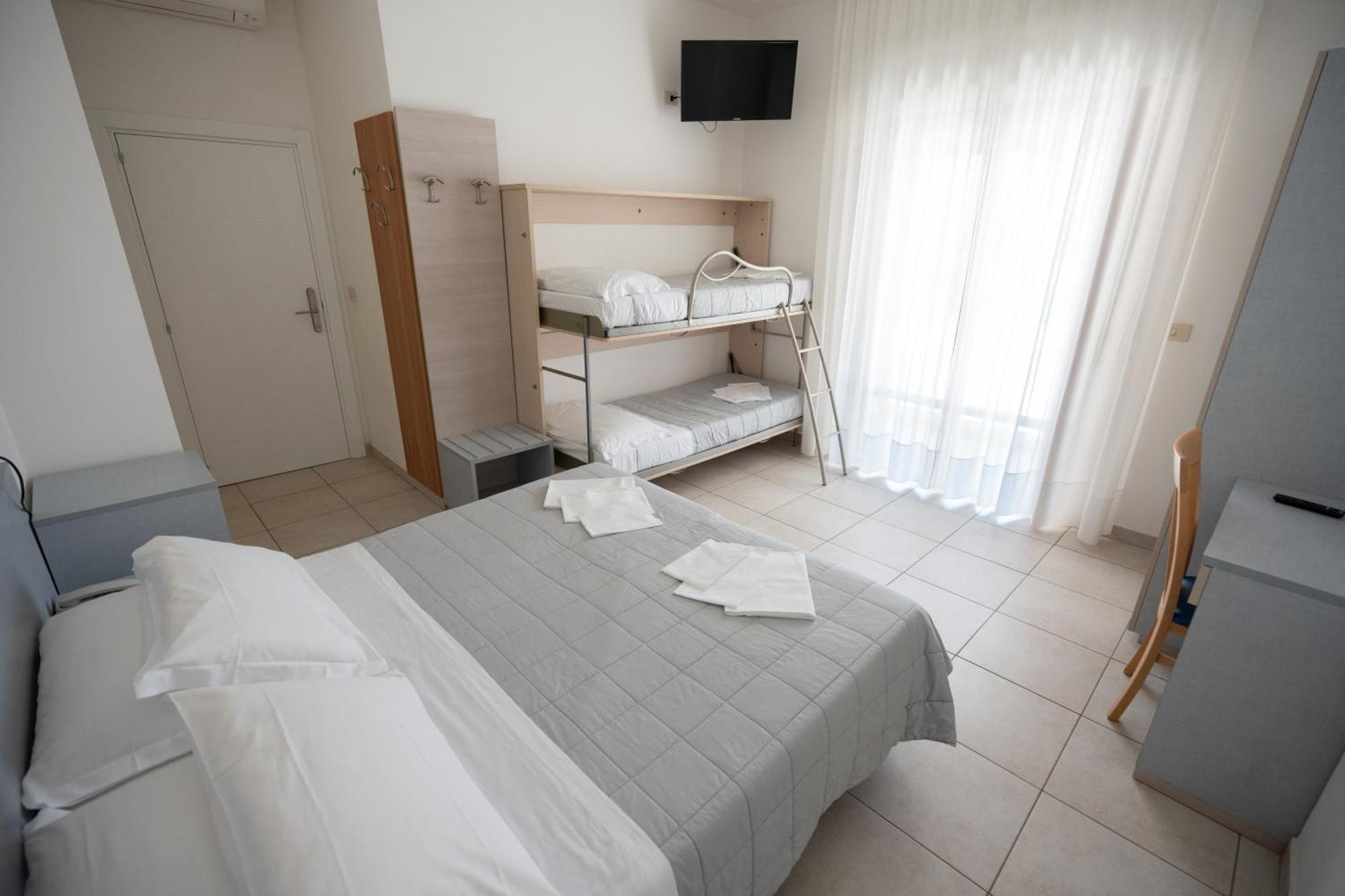 Hotel Petite Fleur Alba Adriatica Ngoại thất bức ảnh