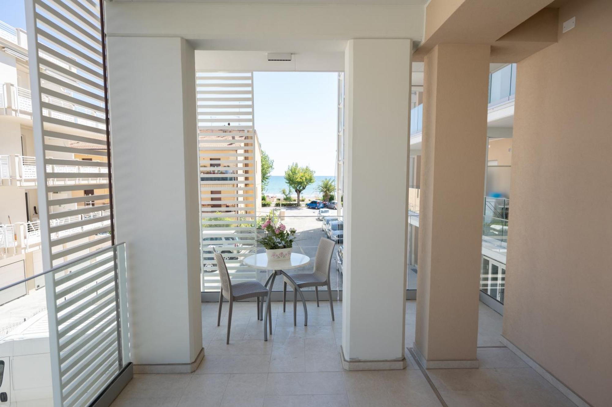 Hotel Petite Fleur Alba Adriatica Ngoại thất bức ảnh