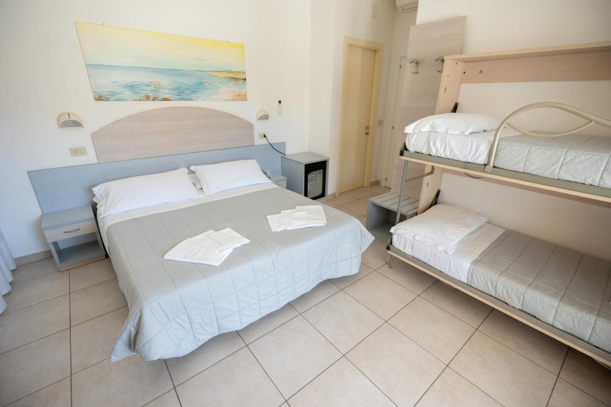 Hotel Petite Fleur Alba Adriatica Ngoại thất bức ảnh