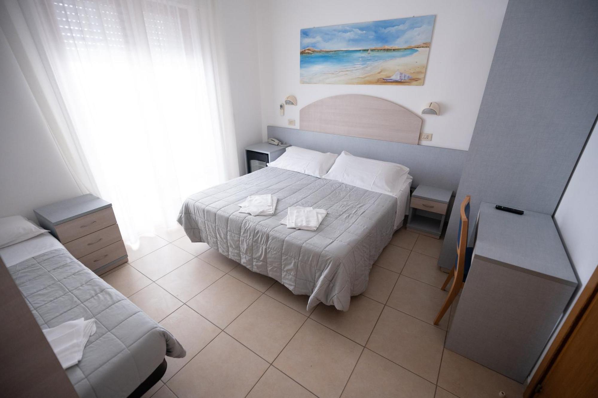 Hotel Petite Fleur Alba Adriatica Ngoại thất bức ảnh