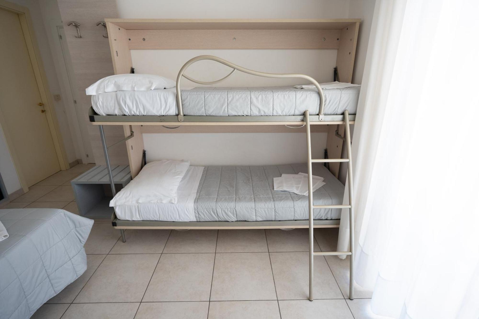 Hotel Petite Fleur Alba Adriatica Ngoại thất bức ảnh