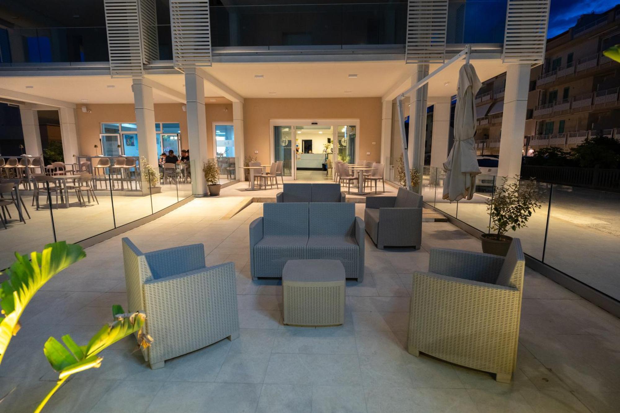 Hotel Petite Fleur Alba Adriatica Ngoại thất bức ảnh