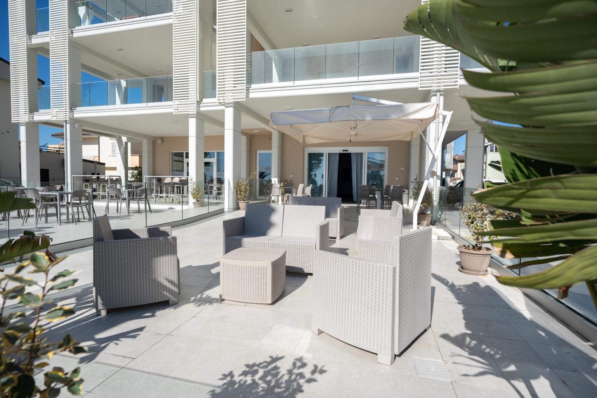 Hotel Petite Fleur Alba Adriatica Ngoại thất bức ảnh